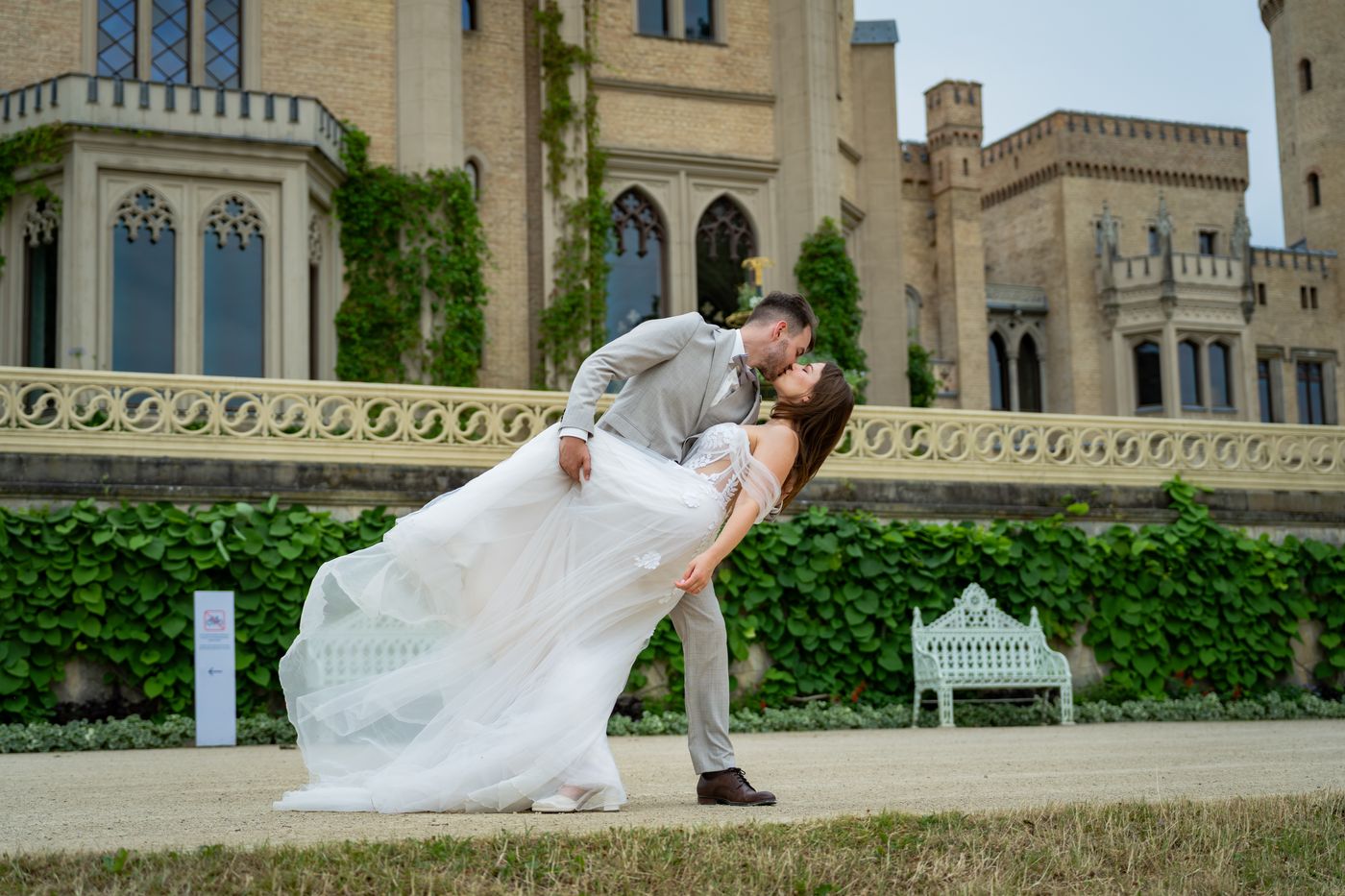 Brautpaar tanzt vor einem Schloss – Hochzeitsfotograf Allan, Berlin & Brandenburg