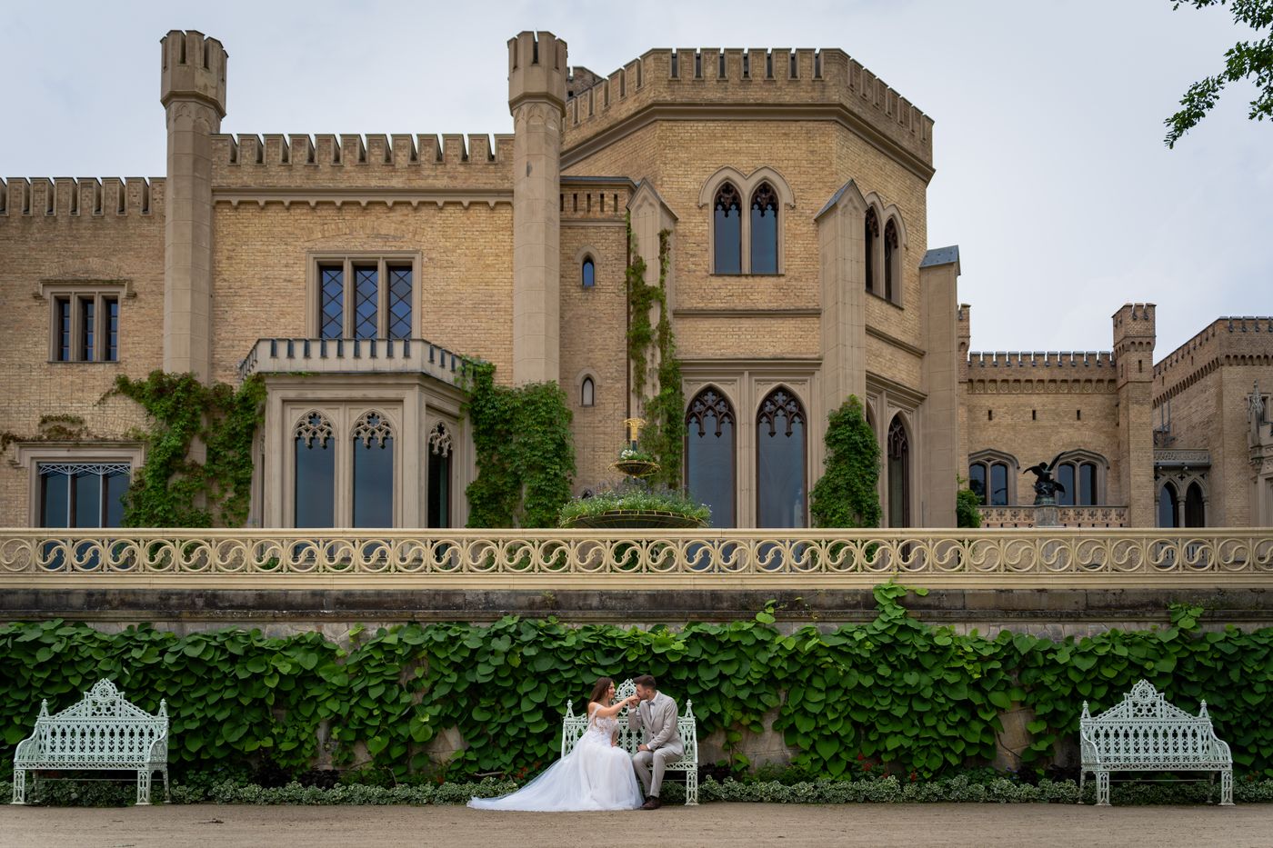 Brautpaar vor historischer Schlossfassade – Hochzeitsfotograf Allan, Berlin & Brandenburg