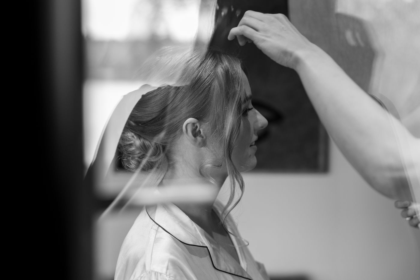 Braut beim Getting Ready in Schwarzweiß – Hochzeitsfotograf Daniel, Berlin & Brandenburg