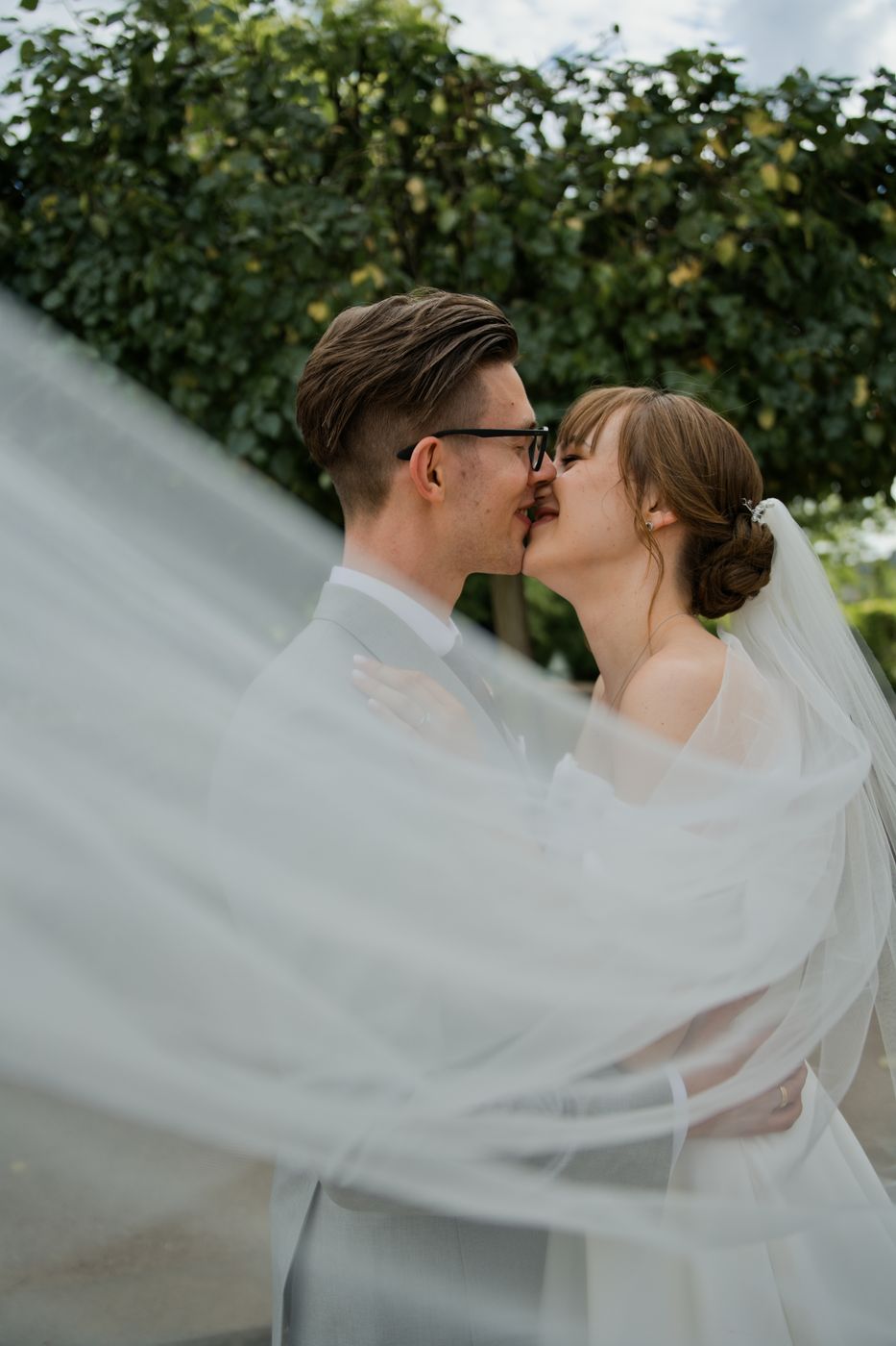 Kuss unter dem Brautschleier – Hochzeitsfotografin Elisa, Berlin & Brandenburg