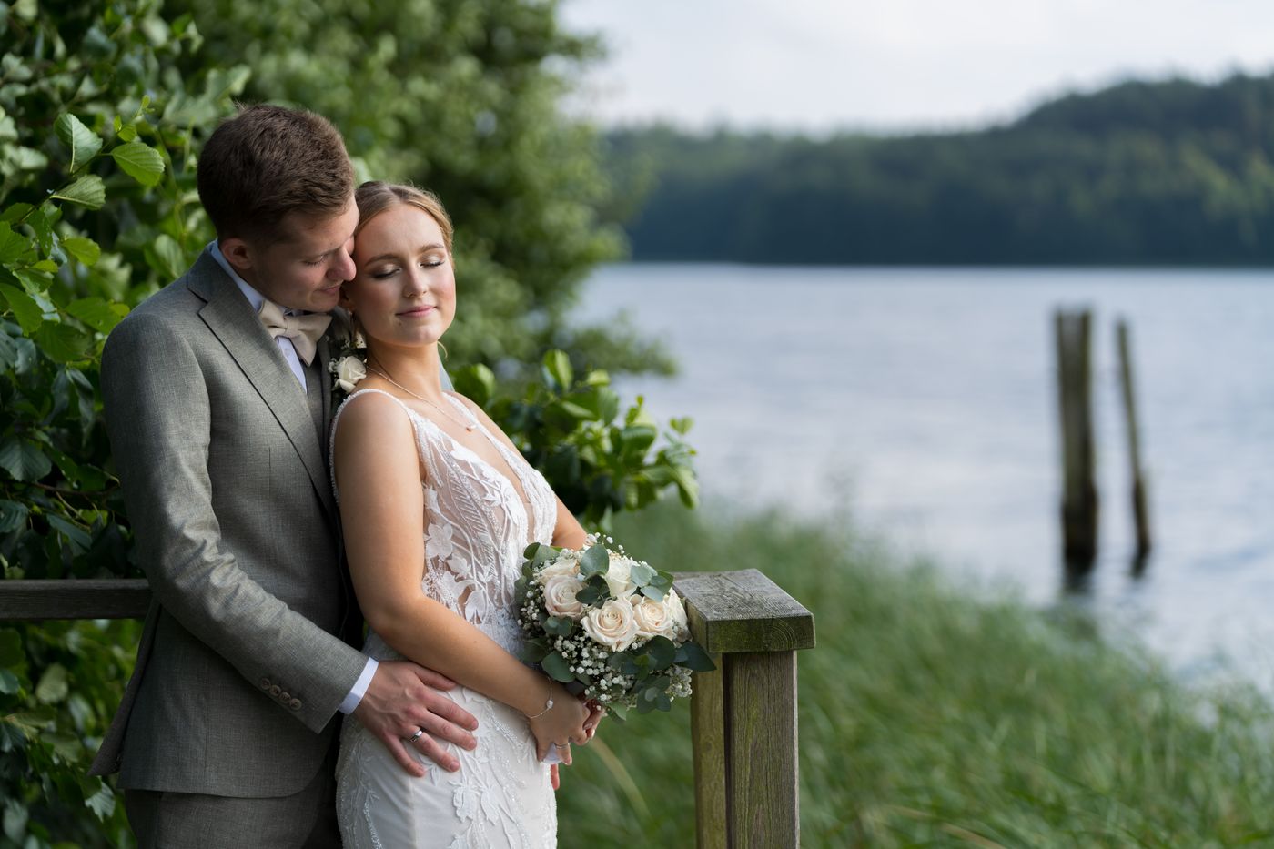 Brautpaarporträt am See – Hochzeitsfotografin Elisa, Berlin & Brandenburg
