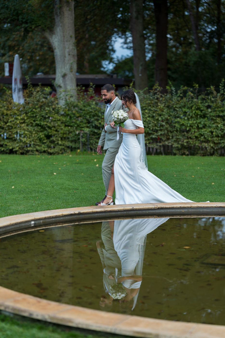 Brautpaar spiegelt sich im Brunnen – Hochzeitsfotografin Elisa, Berlin & Brandenburg