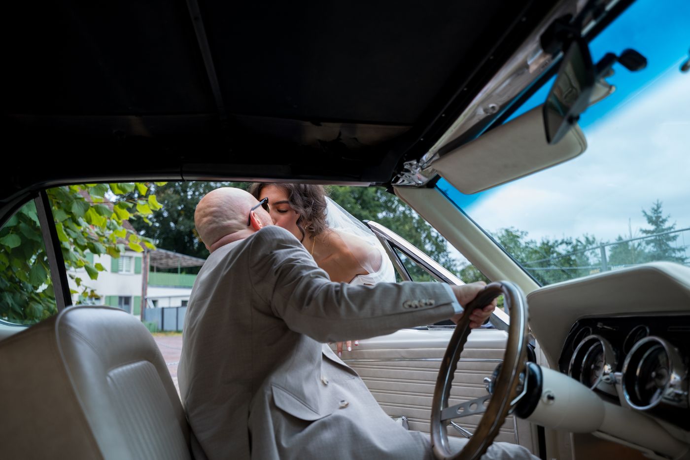 Brautpaar im Oldtimer – Hochzeitsfotografin Elisa, Berlin & Brandenburg