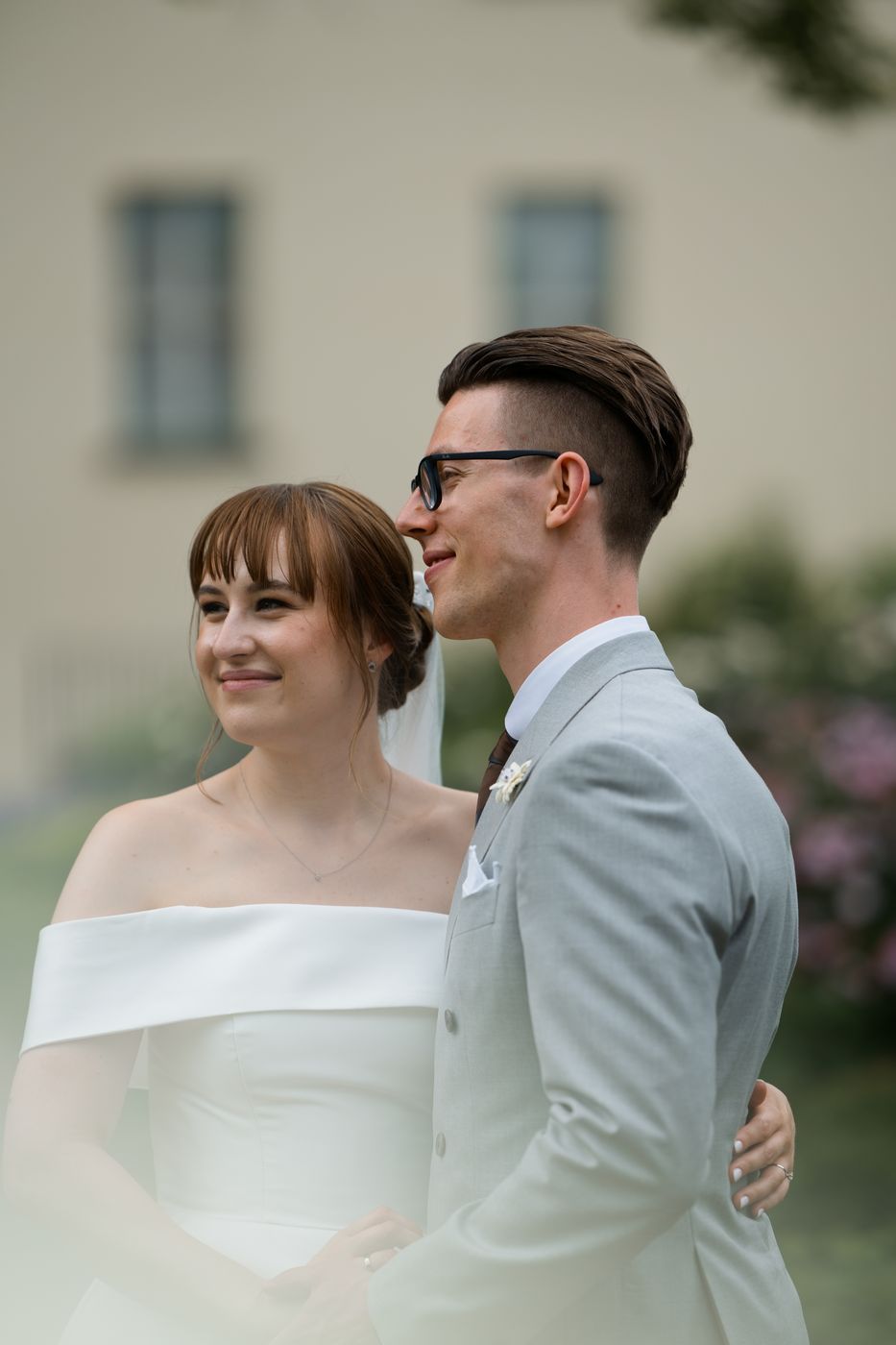 Brautpaar lächelt sich an – Hochzeitsfotografin Elisa, Berlin & Brandenburg