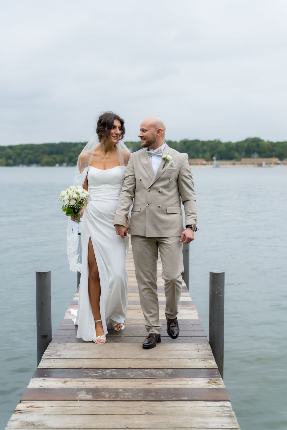 Brautpaar auf einem Steg am See – Hochzeitsfotografin Elisa, Berlin & Brandenburg