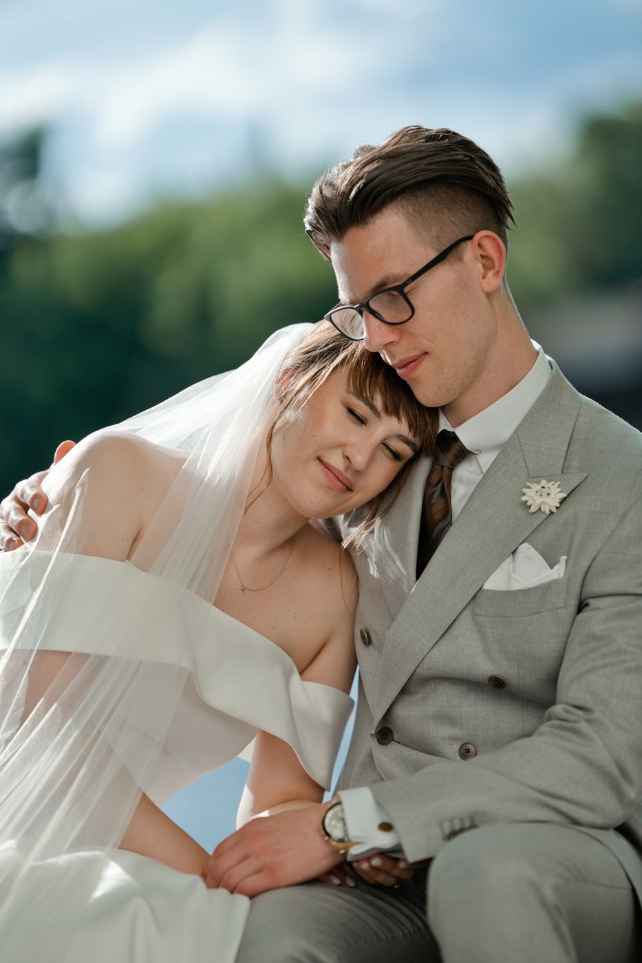 Braut lehnt sich an ihren Bräutigam – Hochzeitsfotografin Elisa, Berlin & Brandenburg