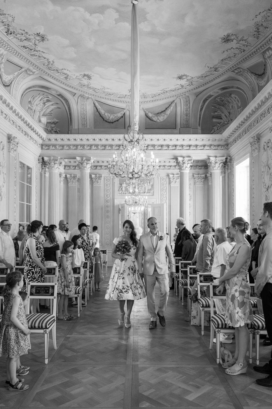 Trauung im Festsaal in Schwarzweiß – Hochzeitsfotografin Elisa, Berlin & Brandenburg