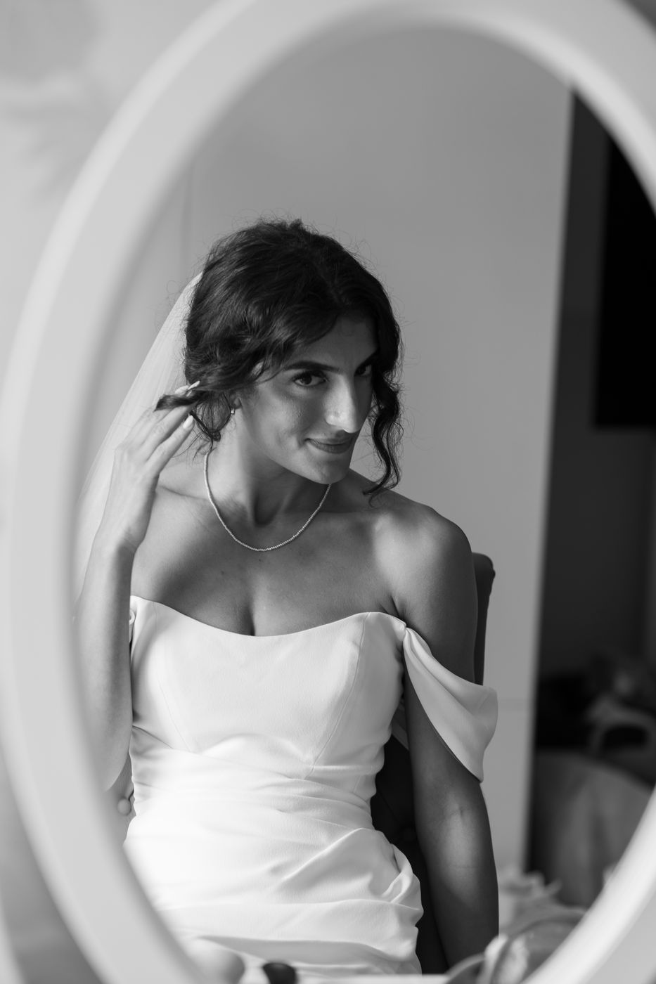 Braut im Spiegel beim Getting Ready – Hochzeitsfotografin Elisa, Berlin & Brandenburg
