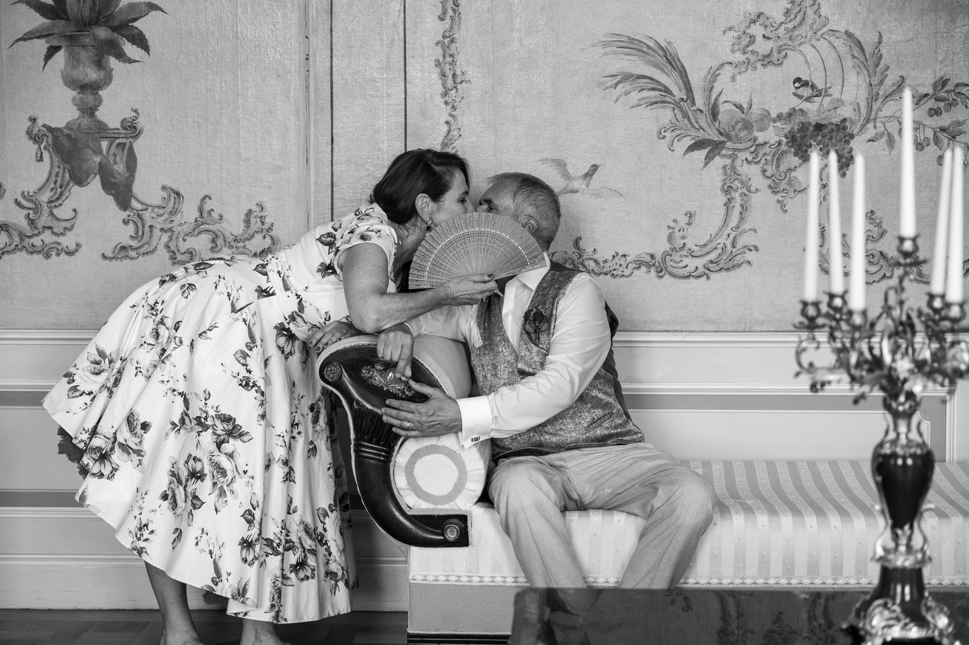 Brautpaar im historischen Salon in Schwarzweiß – Hochzeitsfotografin Elisa, Berlin & Brandenburg