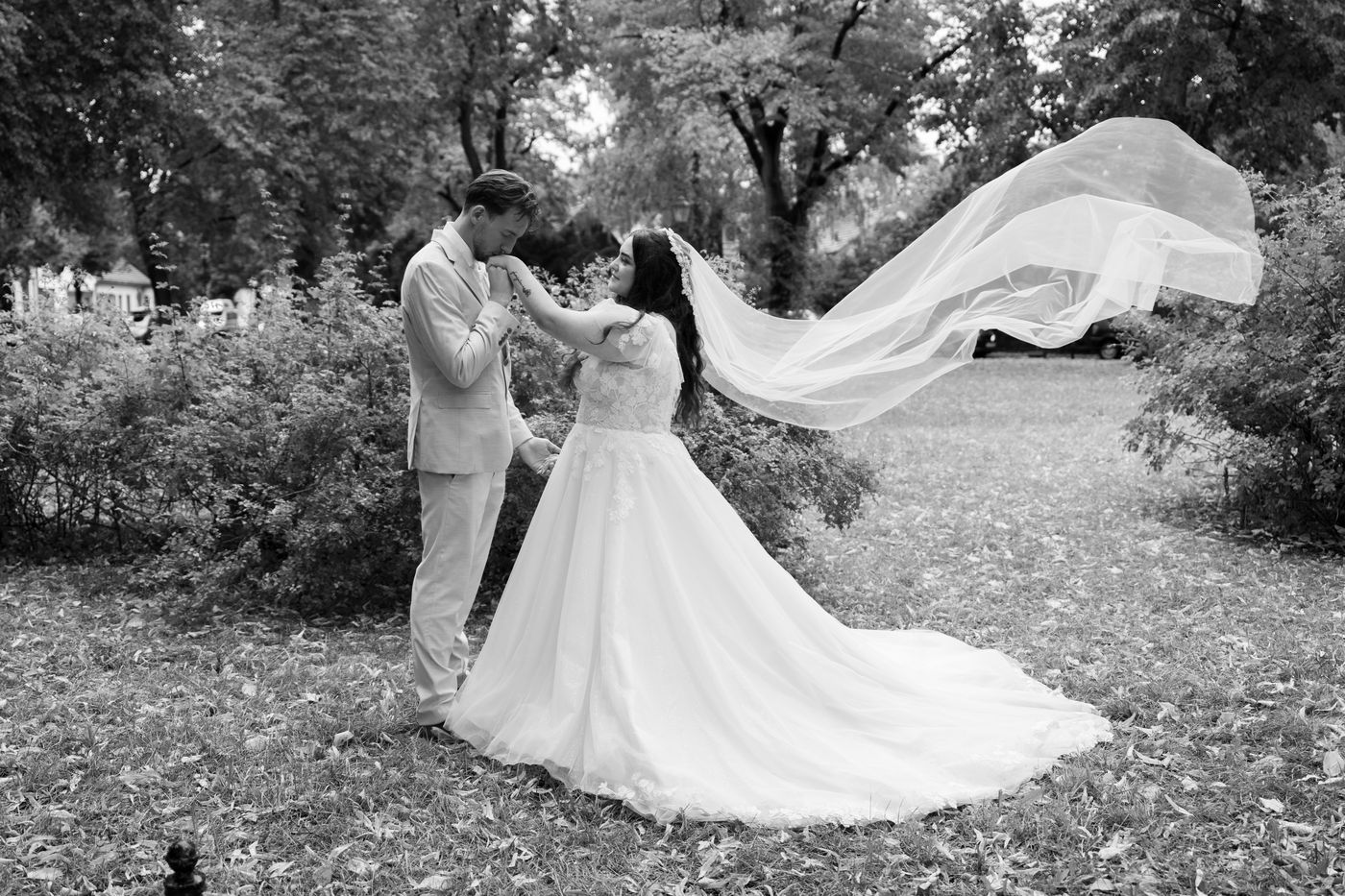 Brautschleier im Wind in Schwarzweiß – Hochzeitsfotografin Elisa, Berlin & Brandenburg