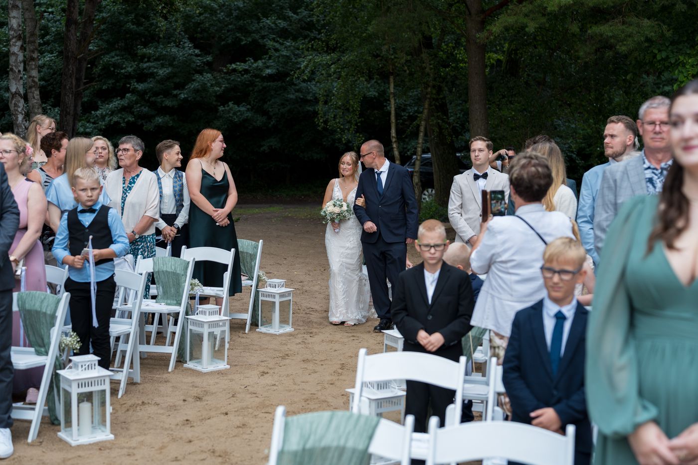 Gäste warten auf die freie Trauung im Wald – Hochzeitsfotografin Elisa, Berlin & Brandenburg