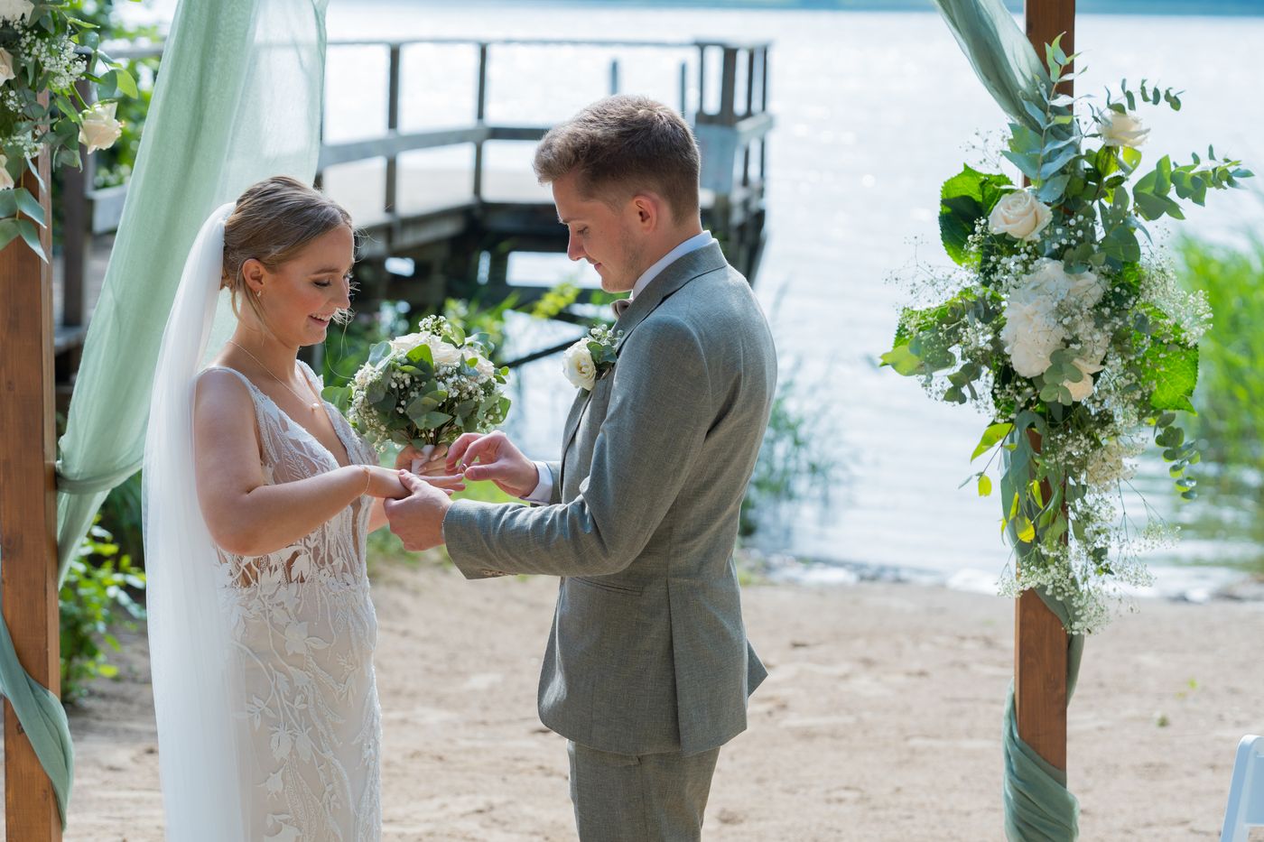 Ringtausch bei der freien Trauung am See – Hochzeitsfotografin Elisa, Berlin & Brandenburg