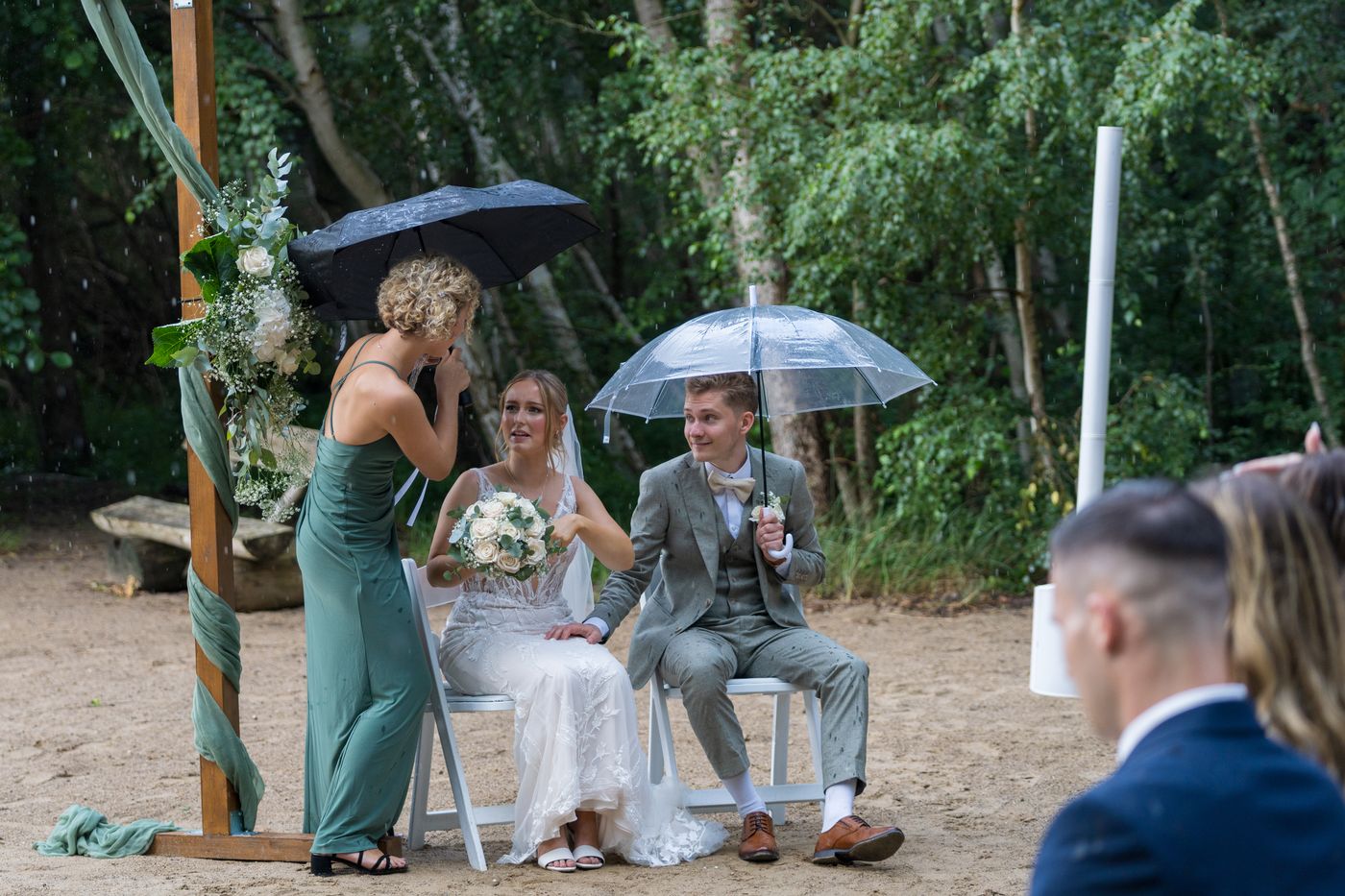 Freie Trauung am See mit Regenschirmen – Hochzeitsfotografin Elisa, Berlin & Brandenburg