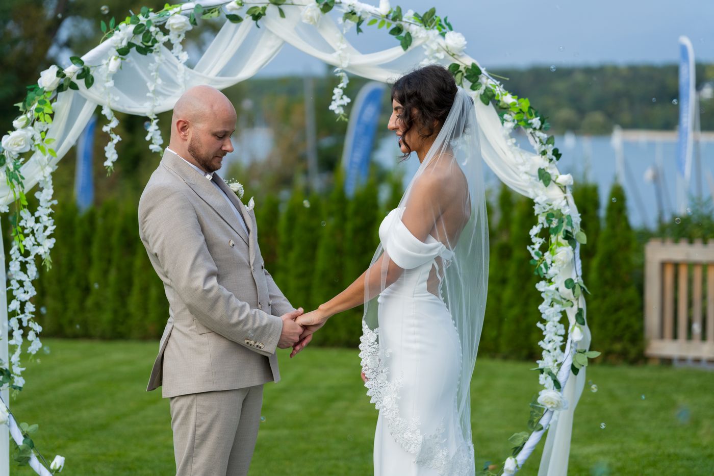 Freie Trauung unter dem Blumenbogen – Hochzeitsfotografin Elisa, Berlin & Brandenburg