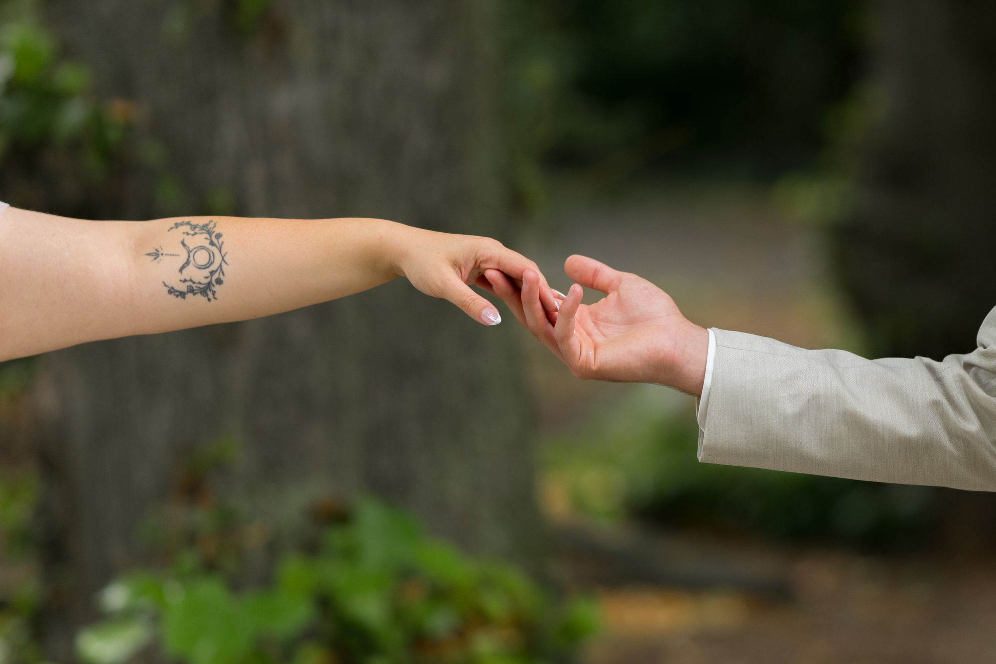 Hände des Brautpaars – Hochzeitsfotografin Elisa, Berlin & Brandenburg