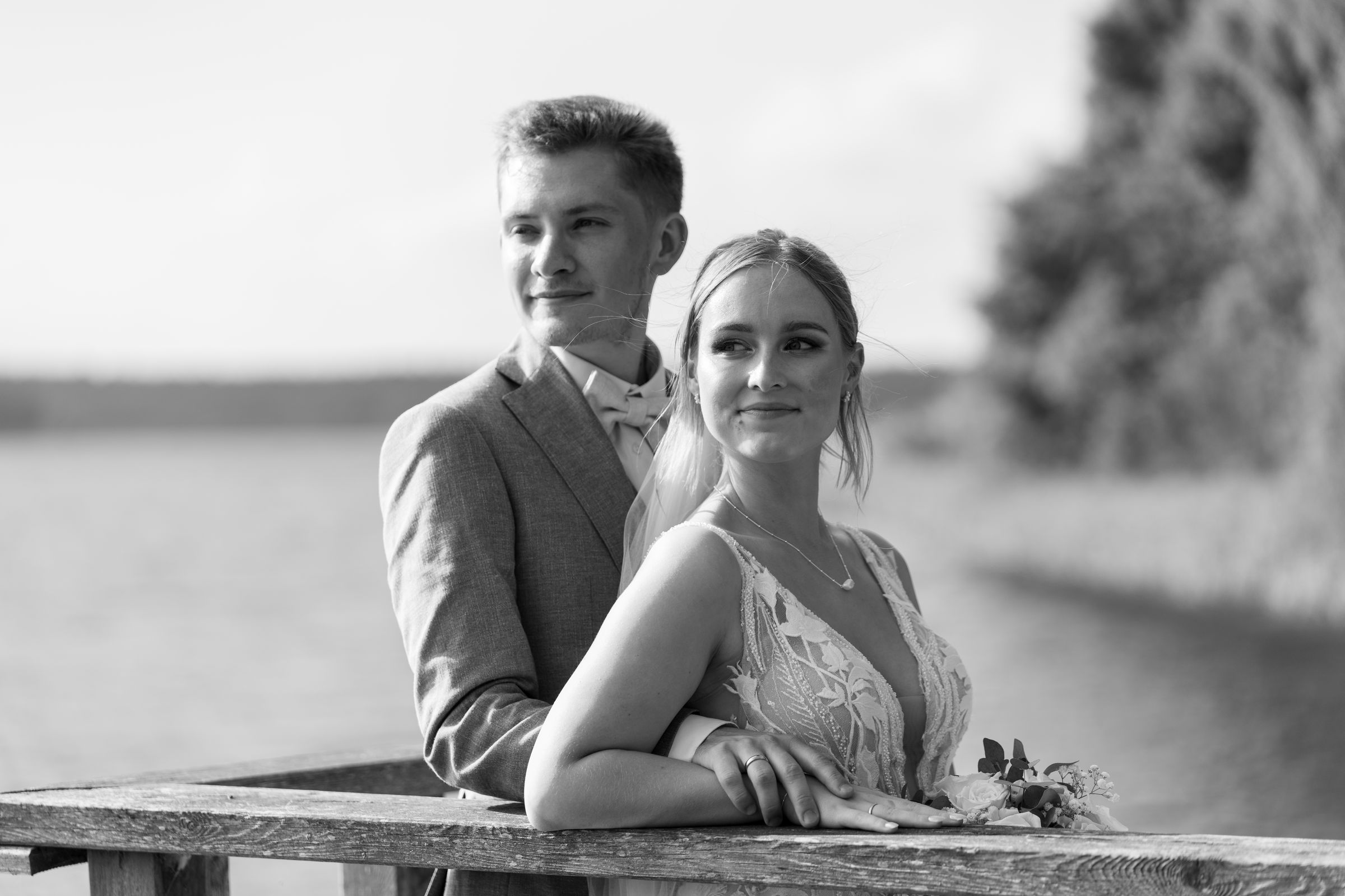 Brautpaar am See in Schwarzweiß – Hochzeitsfotografin Elisa, Berlin & Brandenburg