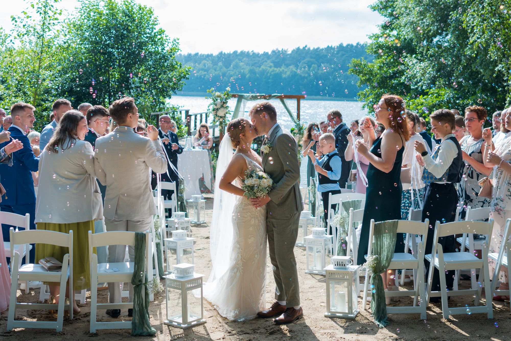 Erster Kuss bei der freien Trauung am See – Hochzeitsfotografin Elisa, Berlin & Brandenburg