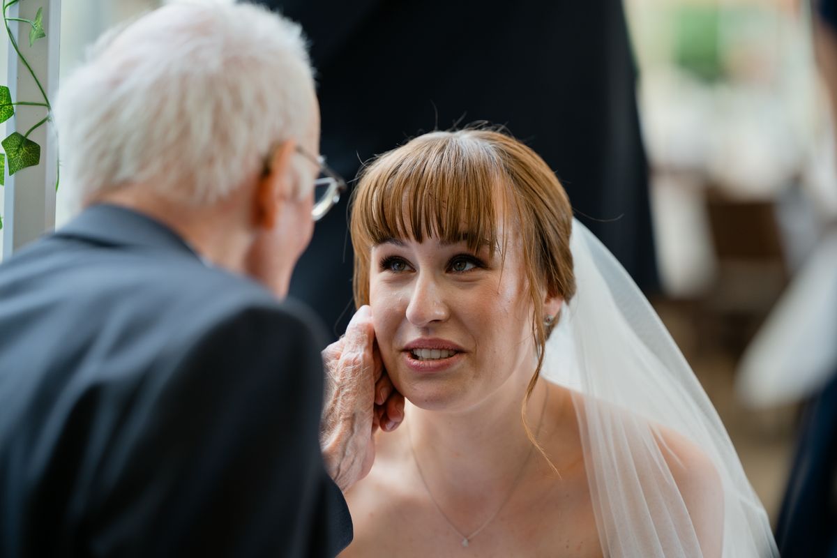 Braut im Gespräch mit ihrem Großvater – Hochzeitsfotografin Elisa, Berlin & Brandenburg