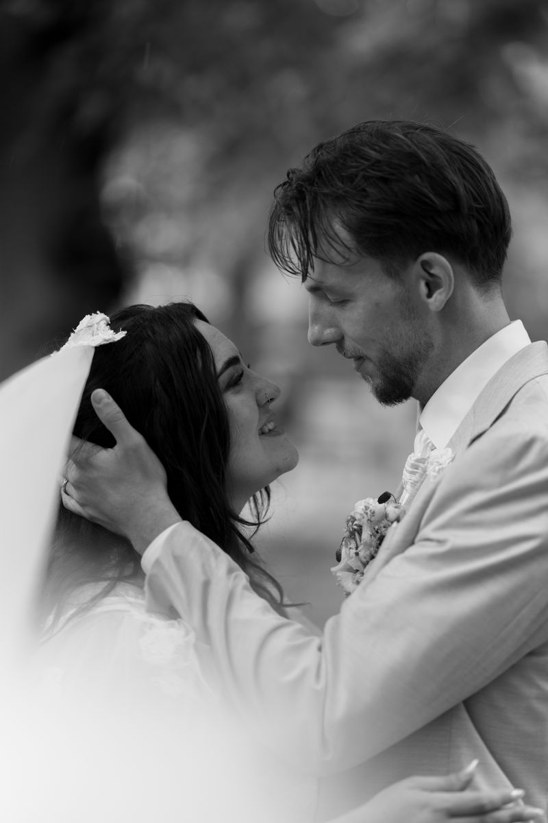 Brautpaar in Schwarzweiß – Hochzeitsfotografin Elisa, Berlin & Brandenburg