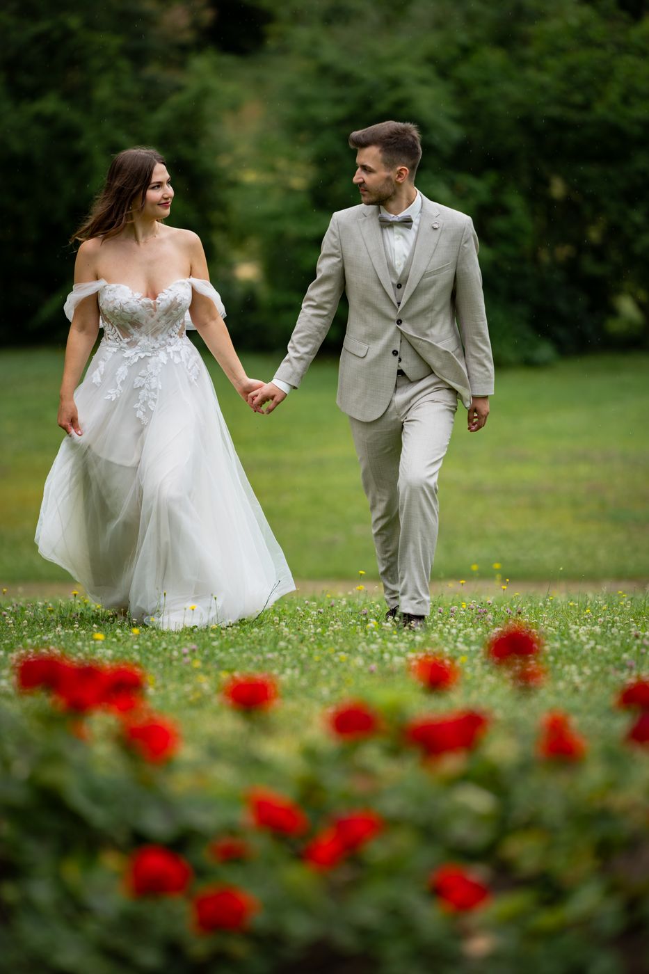 Brautpaar spaziert durch den Schlosspark – Hochzeitsfotograf Allan, Berlin & Brandenburg