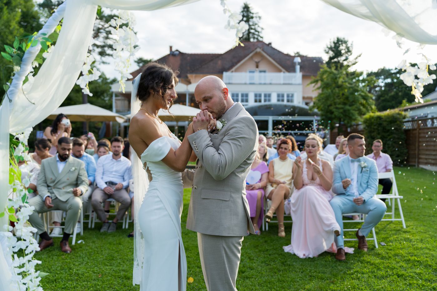 Emotionaler Moment bei der freien Trauung im Garten – Hochzeitsfotografin Elisa, Berlin & Brandenburg