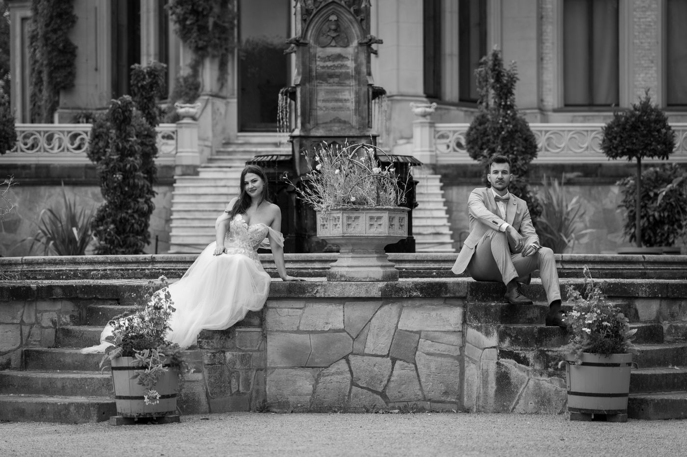 Brautpaar auf der Schlosstreppe in Schwarzweiß – Hochzeitsfotograf Allan, Berlin & Brandenburg
