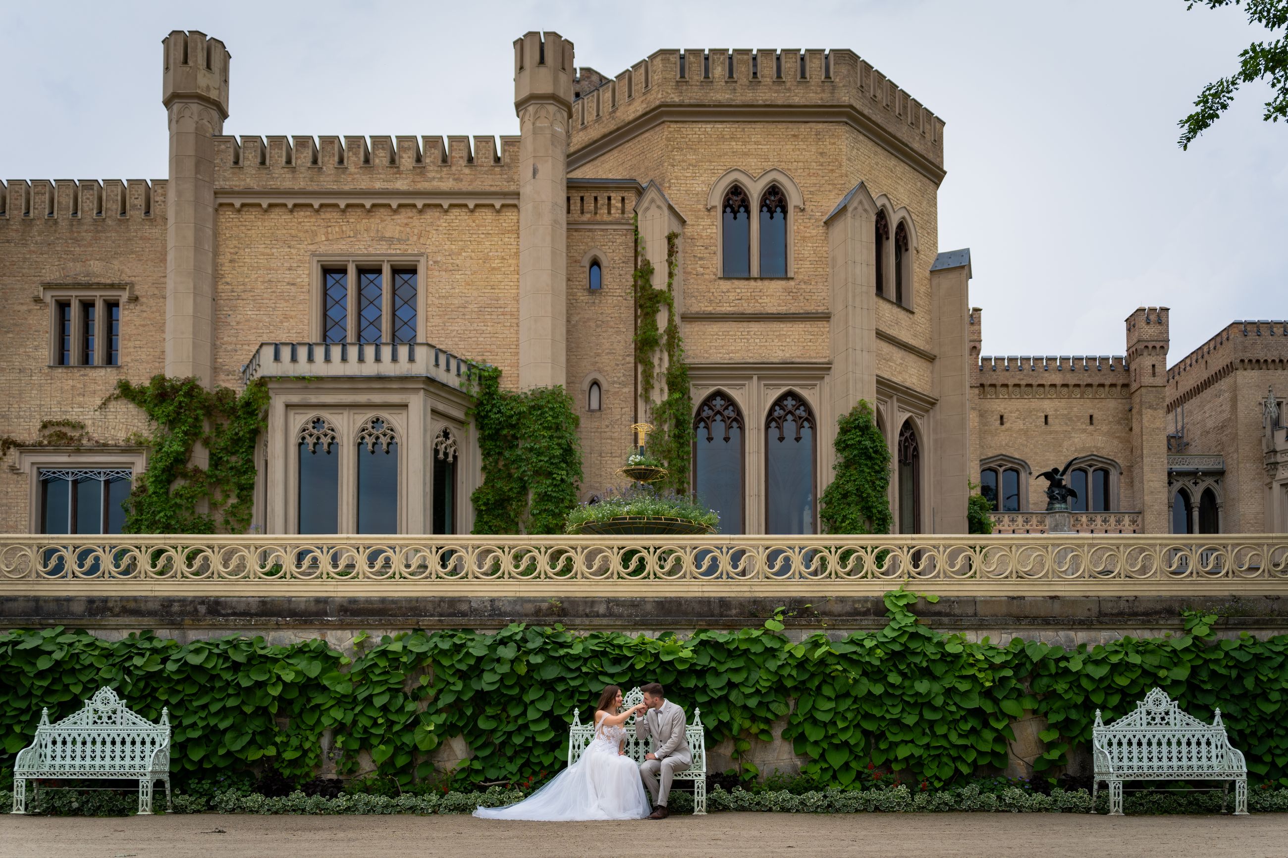 Brautpaar vor einem Schloss – Hochzeitsfotograf Allan, Berlin & Brandenburg