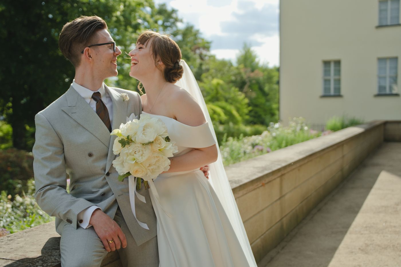 Brautpaar auf der Terrasse – Hochzeitsfotografin Elisa, Berlin & Brandenburg