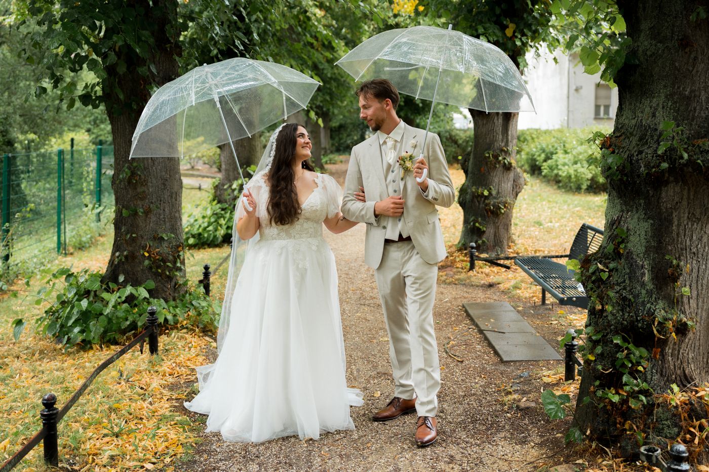 Brautpaar mit Regenschirmen im Park – Hochzeitsfotografin Elisa, Berlin & Brandenburg