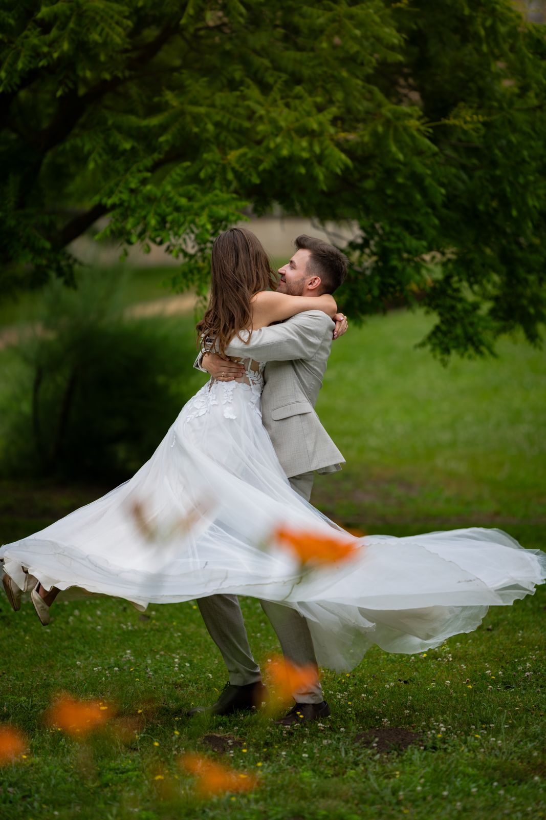 Bräutigam wirbelt die Braut im Park herum – Hochzeitsfotograf Allan, Berlin & Brandenburg
