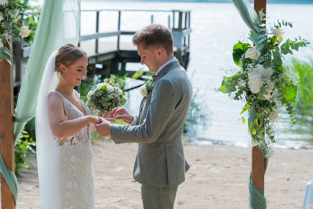 Ringtausch am See – Hochzeitsfotografin Elisa, Berlin & Brandenburg